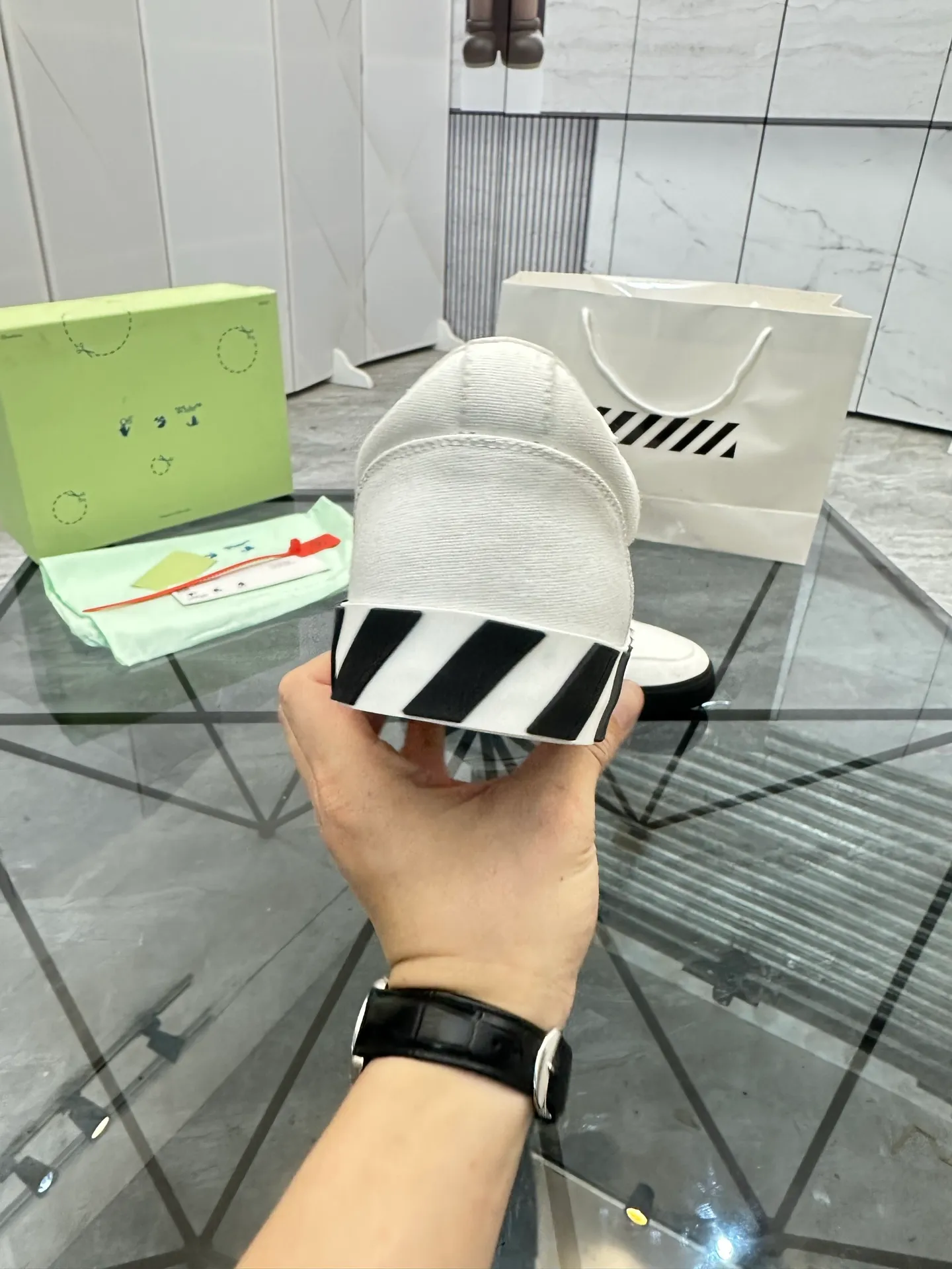 Selling men's shoes 💰: 💰P440¥ Product trademark: OFF WHITE *"OFF WHITE*" low-top casual shoes Regular size: 35-45 (can be customized to 46) Couple style Product materials: Original fabric from the upper counter, breathable lining, original outsole. No.: H203